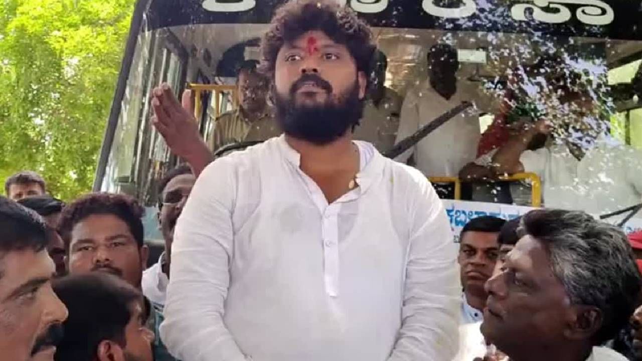 ಪ್ರತಾಪ್ ಸಿಂಹಗೆ ಬೈಯುವ ಭರದಲ್ಲಿ ಮೈಸೂರು ಲೋಕಸಭಾ ಕಾಂಗ್ರೆಸ್ ಅಭ್ಯರ್ಥಿ ಹೆಸರು ಬಹಿರಂಗಗೊಳಿಸಿದ ಶಾಸಕ ಪ್ರತಾಪ್ ಸಿಂಹಗೆ ಬೈಯುವ ಭರದಲ್ಲಿ ಮೈಸೂರು ಲೋಕಸಭಾ ಕಾಂಗ್ರೆಸ್ ಅಭ್ಯರ್ಥಿ ಹೆಸರು ಬಹಿರಂಗಗೊಳಿಸಿದ ಶಾಸಕ