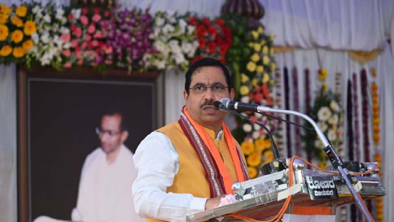 ಸಿದ್ದೇಶ್ವರ ಶ್ರೀಗಳ ಪ್ರಥಮ ವರ್ಷದ ಗುರು ನಮನ ಕಾರ್ಯಕ್ರಮಕ್ಕೆ ಪ್ರಧಾನಿ ಗೈರು; ಪ್ರಲ್ಹಾದ್ ಜೋಶಿ ಹೇಳಿದ್ದೇನು? ಸಿದ್ದೇಶ್ವರ ಶ್ರೀಗಳ ಪ್ರಥಮ ವರ್ಷದ ಗುರು ನಮನ ಕಾರ್ಯಕ್ರಮಕ್ಕೆ ಪ್ರಧಾನಿ ಗೈರು; ಪ್ರಲ್ಹಾದ್ ಜೋಶಿ ಹೇಳಿದ್ದೇನು?