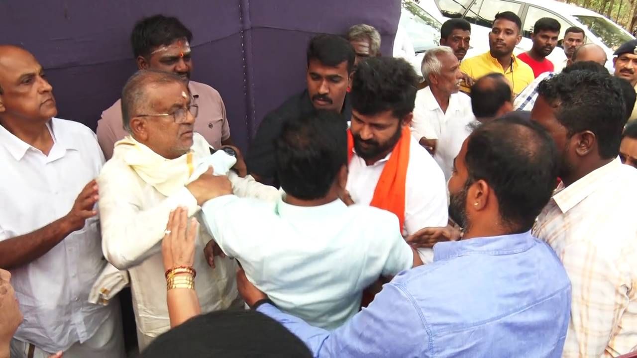 ಮೈಸೂರು: ರಾಮ ಮಂದಿರ ಗುದ್ದಲಿ ಪೂಜೆಗೆ ಆಗಮಿಸಿದ ಪ್ರತಾಪ್ ಸಿಂಹಗೆ ಘೇರಾವ್, ವಾಪಸ್ ತೆರಳಿದ ಸಂಸದ ಮೈಸೂರು: ರಾಮ ಮಂದಿರ ಗುದ್ದಲಿ ಪೂಜೆಗೆ ಆಗಮಿಸಿದ ಪ್ರತಾಪ್ ಸಿಂಹಗೆ ಘೇರಾವ್, ವಾಪಸ್ ತೆರಳಿದ ಸಂಸದ