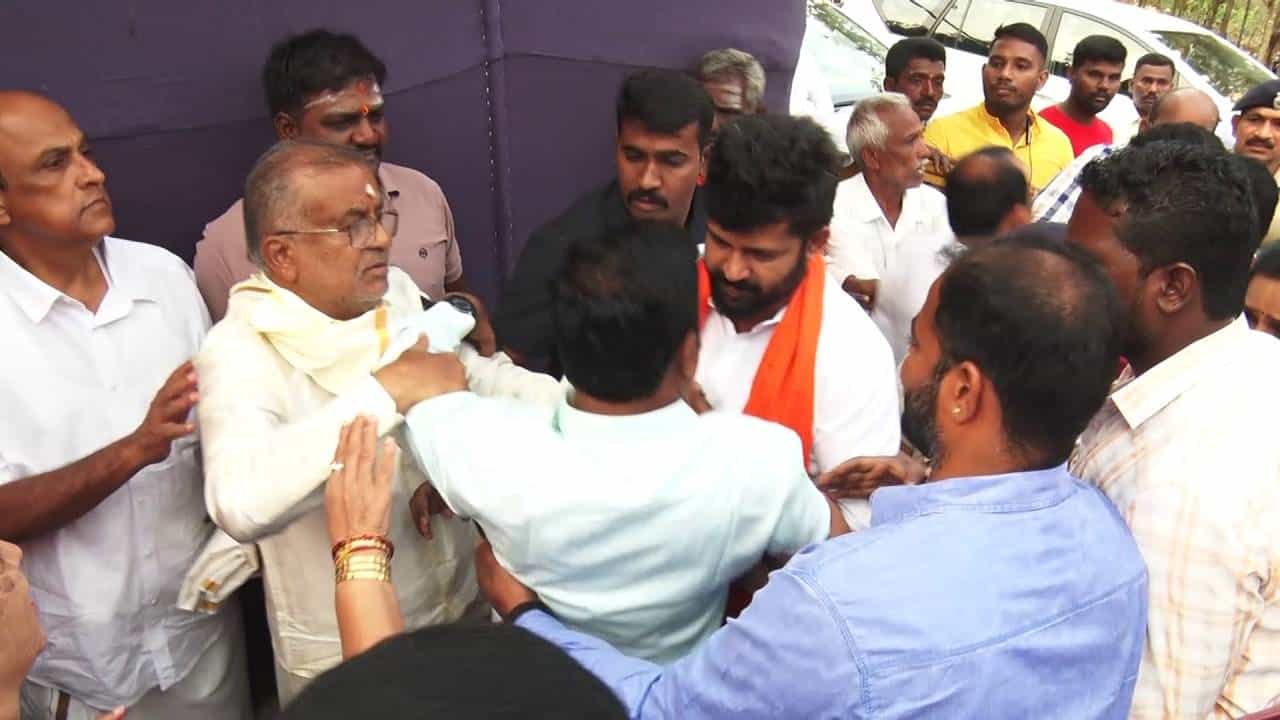 ಮೈಸೂರು: ರಾಮ ಮಂದಿರ ಗುದ್ದಲಿ ಪೂಜೆಗೆ ಆಗಮಿಸಿದ ಪ್ರತಾಪ್ ಸಿಂಹಗೆ ಘೇರಾವ್, ವಾಪಸ್ ತೆರಳಿದ ಸಂಸದ ಮೈಸೂರು: ರಾಮ ಮಂದಿರ ಗುದ್ದಲಿ ಪೂಜೆಗೆ ಆಗಮಿಸಿದ ಪ್ರತಾಪ್ ಸಿಂಹಗೆ ಘೇರಾವ್, ವಾಪಸ್ ತೆರಳಿದ ಸಂಸದ