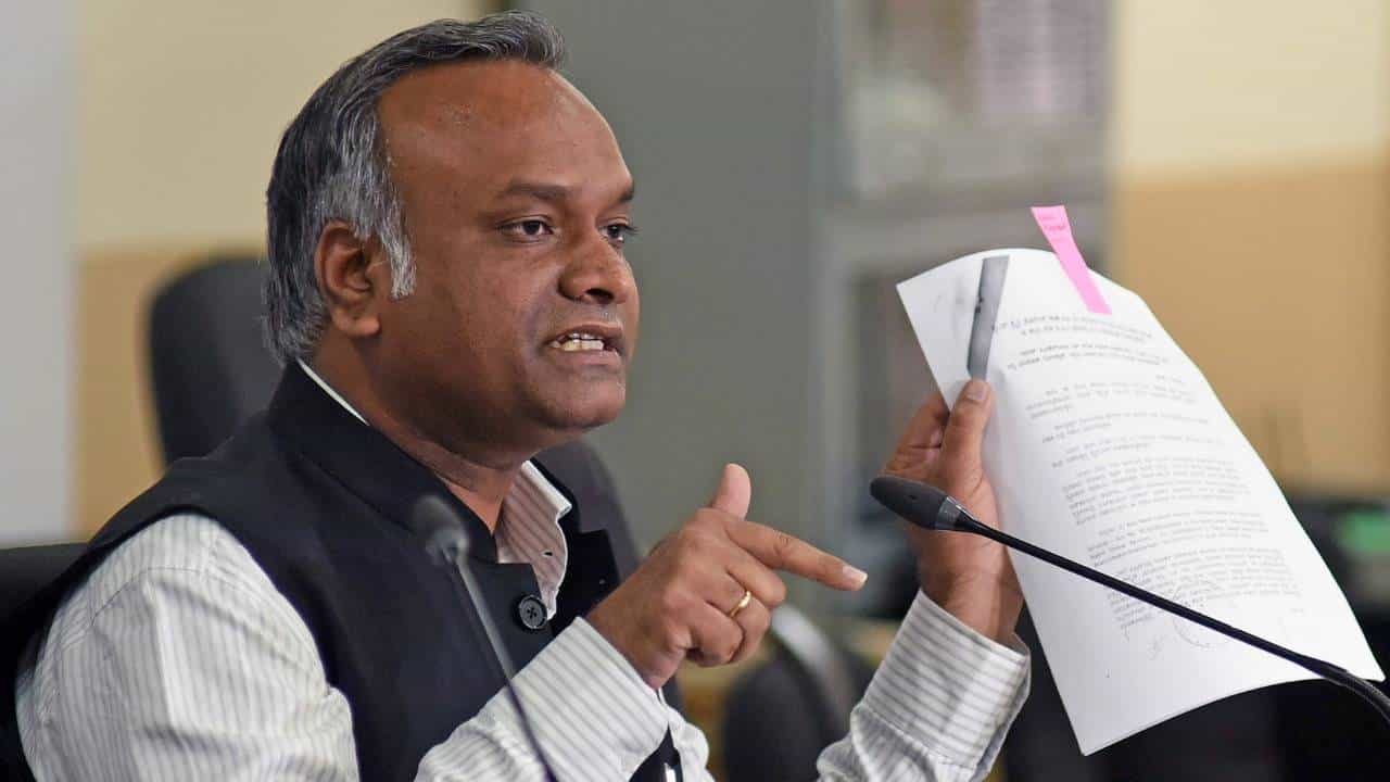 ಮೈಸೂರು ಸ್ಯಾಂಡಲ್ ನಕಲಿ ಸೋಪ್ ತಯಾರಿಕೆ: ಪ್ರಕರಣದ ಇಬ್ಬರು ಆರೋಪಿಗಳು ಬಿಜೆಪಿ ನಾಯಕರು-ಪ್ರಿಯಾಂಕ್ ಖರ್ಗೆ ಮೈಸೂರು ಸ್ಯಾಂಡಲ್ ನಕಲಿ ಸೋಪ್ ತಯಾರಿಕೆ: ಪ್ರಕರಣದ ಇಬ್ಬರು ಆರೋಪಿಗಳು ಬಿಜೆಪಿ ನಾಯಕರು-ಪ್ರಿಯಾಂಕ್ ಖರ್ಗೆ