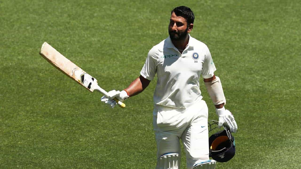 ನಾಗ್ಪುರದ ವಿದರ್ಭ ಕ್ರಿಕೆಟ್ ಮೈದಾನದಲ್ಲಿ ನಡೆಯುತ್ತಿರುವ ರಣಜಿ ಟೂರ್ನಿ ಪಂದ್ಯದಲ್ಲಿ ಚೇತೇಶ್ವರ ಪೂಜಾರ ಉತ್ತಮ ಬ್ಯಾಟಿಂಗ್ ಪ್ರದರ್ಶಿಸಿದ್ದಾರೆ. ಸೌರಾಷ್ಟ್ರ ವಿರುದ್ಧದ ಈ ಪಂದ್ಯದಲ್ಲಿ ವಿದರ್ಭ ಪರ ಕಣಕ್ಕಿಳಿದ ಪೂಜಾರ ಮೊದಲ ಇನಿಂಗ್ಸ್ನಲ್ಲಿ 66 ರನ್ ಬಾರಿಸಿ ಮಿಂಚಿದ್ದರು.