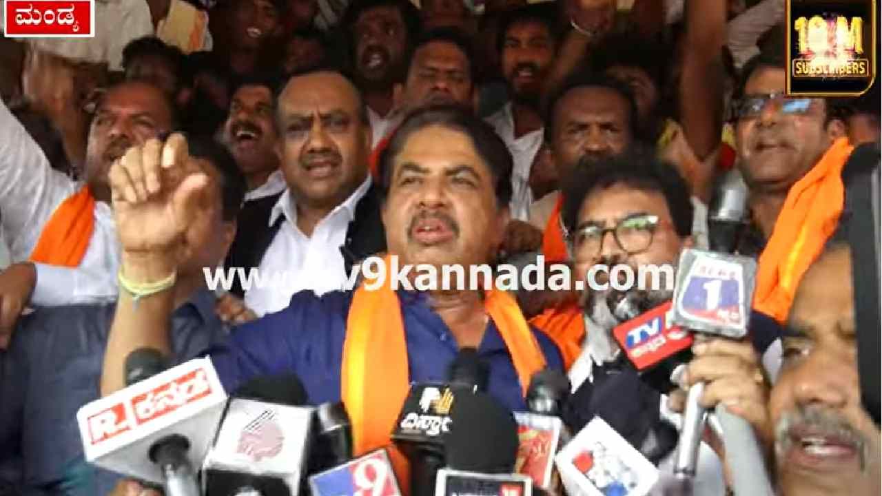 ಕೆರಗೋಡು ಧ್ವಜಸ್ತಂಭದಲ್ಲಿ ಹಾರಿದ ರಾಷ್ಟ್ರಧ್ವಜ; ಪಕ್ಕದಲ್ಲೇ ಹನುಮ ಧ್ವಜ ಏರಿಸಿದ ಆರ್.ಅಶೋಕ್ ಕೆರಗೋಡು ಧ್ವಜಸ್ತಂಭದಲ್ಲಿ ಹಾರಿದ ರಾಷ್ಟ್ರಧ್ವಜ; ಪಕ್ಕದಲ್ಲೇ ಹನುಮ ಧ್ವಜ ಏರಿಸಿದ ಆರ್.ಅಶೋಕ್