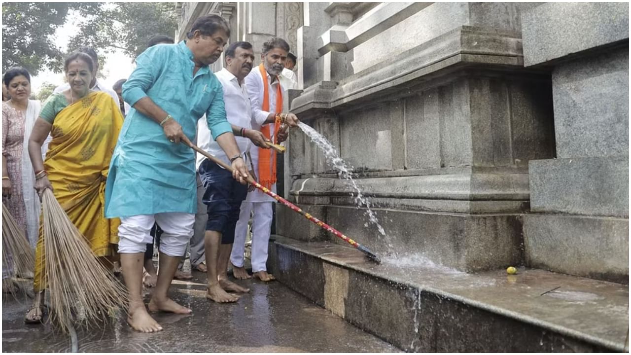 ಬೆಂಗಳೂರು: ಮೋದಿ ಕರೆಯ ಮೇರೆಗೆ ಬೆಂಗಳೂರಿನಾದ್ಯಂತ ಬಿಜೆಪಿ ನಾಯಕರಿಂದ ದೇಗುಲ ಸ್ವಚ್ಛತಾ ಅಭಿಯಾನ