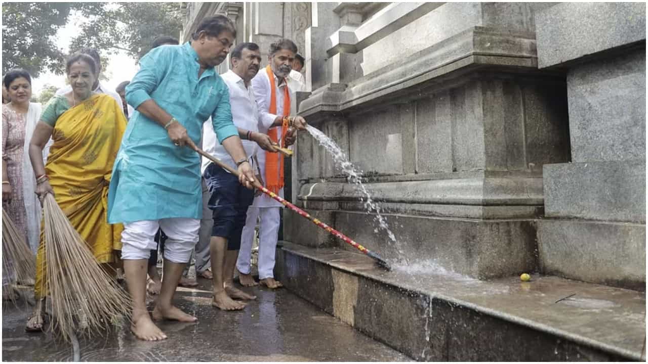 ಬೆಂಗಳೂರು: ಮೋದಿ ಕರೆಯ ಮೇರೆಗೆ ಬೆಂಗಳೂರಿನಾದ್ಯಂತ ಬಿಜೆಪಿ ನಾಯಕರಿಂದ ದೇಗುಲ ಸ್ವಚ್ಛತಾ ಅಭಿಯಾನ ಬೆಂಗಳೂರು: ಮೋದಿ ಕರೆಯ ಮೇರೆಗೆ ಬೆಂಗಳೂರಿನಾದ್ಯಂತ ಬಿಜೆಪಿ ನಾಯಕರಿಂದ ದೇಗುಲ ಸ್ವಚ್ಛತಾ ಅಭಿಯಾನ
