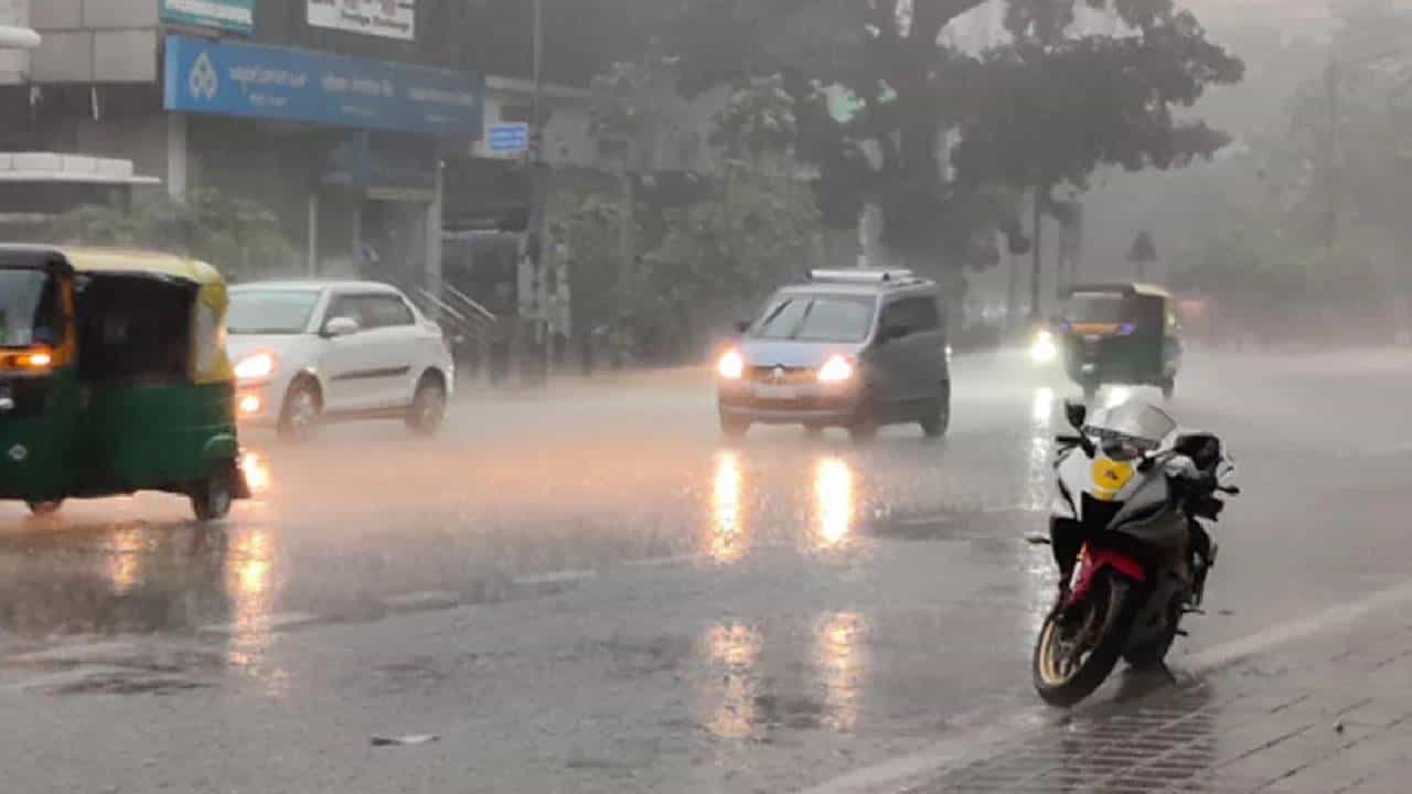Karnataka Weather: ಮೋಡಗಳ ನಡುವೆಯೇ ಇಣುಕಿದ ಸೂರ್ಯ, ಮುಂದಿನ 3 ದಿನ ಕರ್ನಾಟಕದ 20ಕ್ಕೂ ಹೆಚ್ಚು ಜಿಲ್ಲೆಗಳಲ್ಲಿ ಮಳೆ ಸಾಧ್ಯತೆ Karnataka Weather: ಮೋಡಗಳ ನಡುವೆಯೇ ಇಣುಕಿದ ಸೂರ್ಯ, ಮುಂದಿನ 3 ದಿನ ಕರ್ನಾಟಕದ 20ಕ್ಕೂ ಹೆಚ್ಚು ಜಿಲ್ಲೆಗಳಲ್ಲಿ ಮಳೆ ಸಾಧ್ಯತೆ