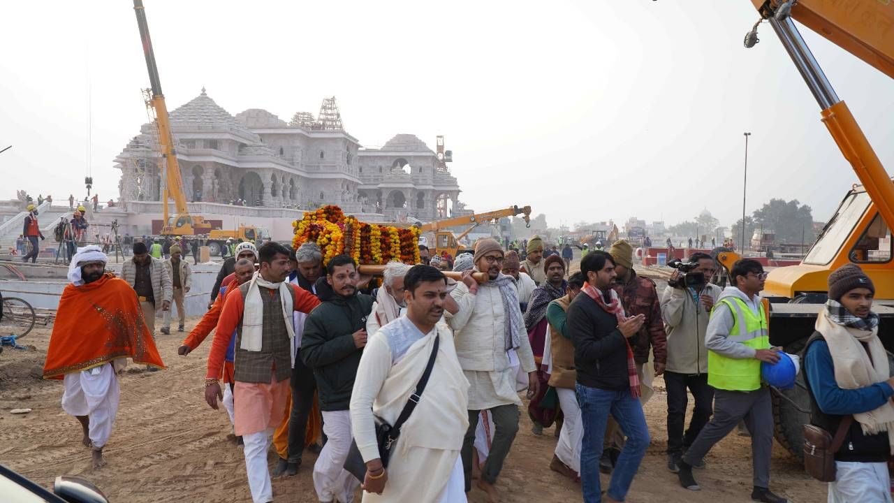 ವಿಶೇಷ ಅಂದ್ರೆ ಇದುವರೆಗೂ ಪುರಾಣಗಳಲ್ಲಿ, ಕಥೆಗಳಲ್ಲಿ, ಧಾರವಾಹಿಗಳಲ್ಲಿ, ಸಿನಿಮಾಗಳಲ್ಲಿ, ಪುಸ್ತಕದ ಪುಟಗಳಲ್ಲಿ ಎಲ್ಲೂ ಸಹಾ ರಾಮಲಲ್ಲಾನನ್ನು ಯಾರು ನೋಡಿಲ್ಲ. ಇದೀಗ ವಿಗ್ರಹದ ಅಧಿಕೃತ ಫೋಟೋ ಬಹಿರಂಗವಾಗಿದೆ.