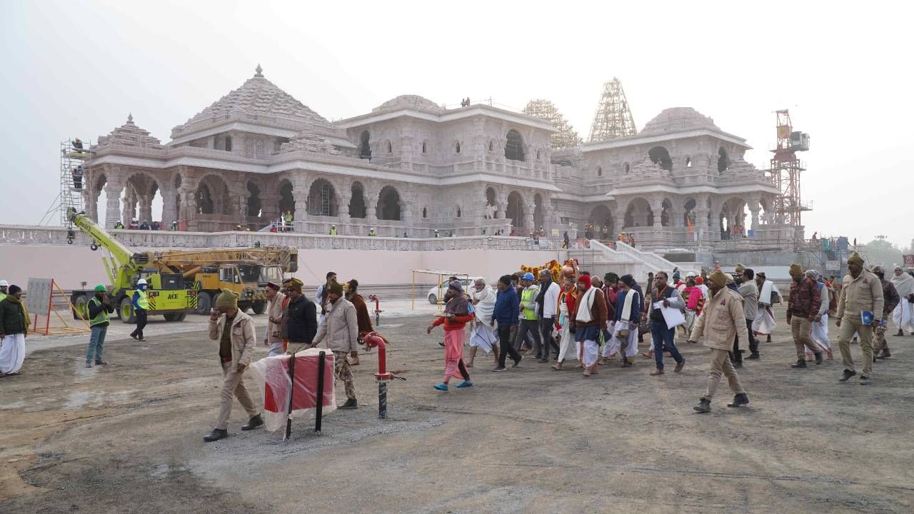 ಇಂದು ರಾಮಲಲ್ಲಾ ಮೂರ್ತಿಯನ್ನು ಕೆತ್ತಿದ ಸ್ಥಳದಿಂದ ರಾಮಂದಿರ ನಿರ್ಮಾಣದ ಆವರಣಕ್ಕೆ ಮೆರವಣಿಗೆ ಮೂಲಕ ಸಾಗಿಸಲಾಗಿದೆ. ನಾಳೆ ಗರ್ಭಗುಡಿಯಲ್ಲಿ ಗೊತ್ತುಪಡಿಸಿದ ಆಸನದಲ್ಲಿ ರಾಮಲಲ್ಲಾ ಪ್ರತಿಮೆಯನ್ನು ಸ್ಥಾಪಿಸಲಾಗುತ್ತೆ.