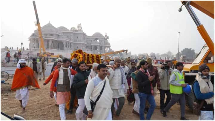 ವಿಡಿಯೋ ನೋಡಿ: ಜೈ ಶ್ರೀರಾಂ ಘೋಷಣೆ ಮಧ್ಯೆ ಅಯೋಧ್ಯೆಗೆ ರಾಮ ಲಲ್ಲಾ ಮೂರ್ತಿ ವಿಡಿಯೋ ನೋಡಿ: ಜೈ ಶ್ರೀರಾಂ ಘೋಷಣೆ ಮಧ್ಯೆ ಅಯೋಧ್ಯೆಗೆ ರಾಮ ಲಲ್ಲಾ ಮೂರ್ತಿ