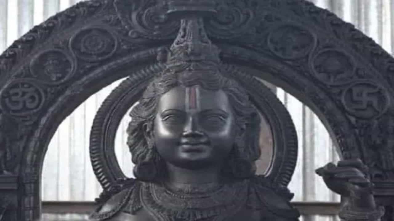 Ram Lalla: ಅಯೋಧ್ಯೆ ರಾಮಮಂದಿರದ ರಾಮಲಲ್ಲಾ ಹೇಗಿದ್ದಾನೆ? ವೈರಲ್ ಆಯ್ತು ಫೋಟೋ Ram Lalla: ಅಯೋಧ್ಯೆ ರಾಮಮಂದಿರದ ರಾಮಲಲ್ಲಾ ಹೇಗಿದ್ದಾನೆ? ವೈರಲ್ ಆಯ್ತು ಫೋಟೋ