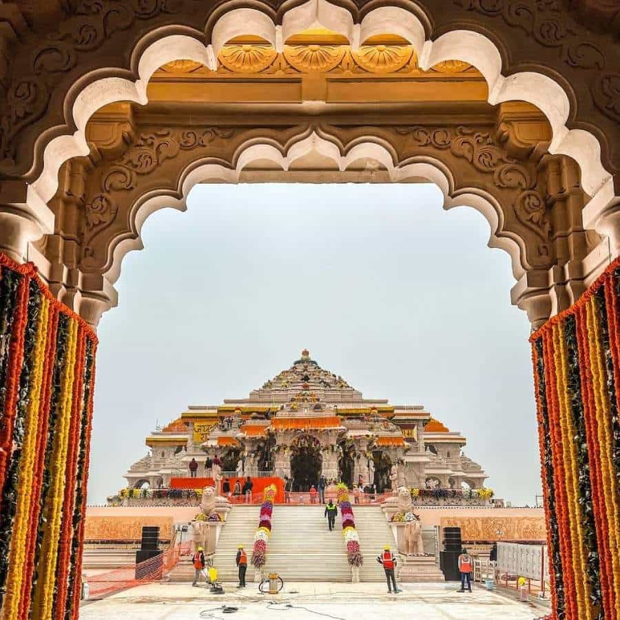 ಅಯೋಧ್ಯೆಯಲ್ಲಿ ನಡೆಯುತ್ತಿರುವ ರಾಮಮಂದಿರ ಪ್ರಾಣ ಪ್ರತಿಷ್ಠಾ ಸಮಾರಂಭವನ್ನು ಇಡೀ ಭಾರತವೇ ಕಣ್ತುಂಬಿಕೊಳ್ಳುತ್ತಿದೆ. ಮಹಾಮಸ್ತಕಾಭಿಷೇಕ ಸಮಾರಂಭದಲ್ಲಿ ಪಾಲ್ಗೊಳ್ಳಲು ದೇಶದ ಕೆಲವು ದೊಡ್ಡ ಸೆಲೆಬ್ರಿಟಿಗಳಿಗೆ ಆಹ್ವಾನ ನೀಡಲಾಗಿದೆ. ಸಮಾರಂಭಕ್ಕೆ 1000 ಕ್ಕೂ ಹೆಚ್ಚು ಜನರು ಆಗಮಿಸುತ್ತಿದ್ದಾರೆ.