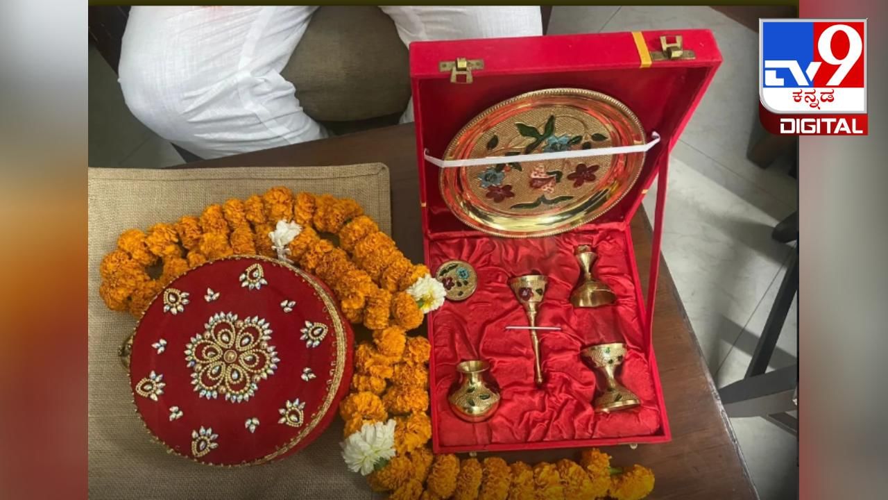 Ram Mandir Inauguration: ಅಯೋಧ್ಯೆಗೆ ಬರುವ ಗಣ್ಯ ಅತಿಥಿಗಳಿಗೆ ನೀಡುವ ಆ ಪವಿತ್ರವಾದ ಉಡುಗೊರೆ ಏನು ಗೊತ್ತಾ? Ram Mandir Inauguration: ಅಯೋಧ್ಯೆಗೆ ಬರುವ ಗಣ್ಯ ಅತಿಥಿಗಳಿಗೆ ನೀಡುವ ಆ ಪವಿತ್ರವಾದ ಉಡುಗೊರೆ ಏನು ಗೊತ್ತಾ?