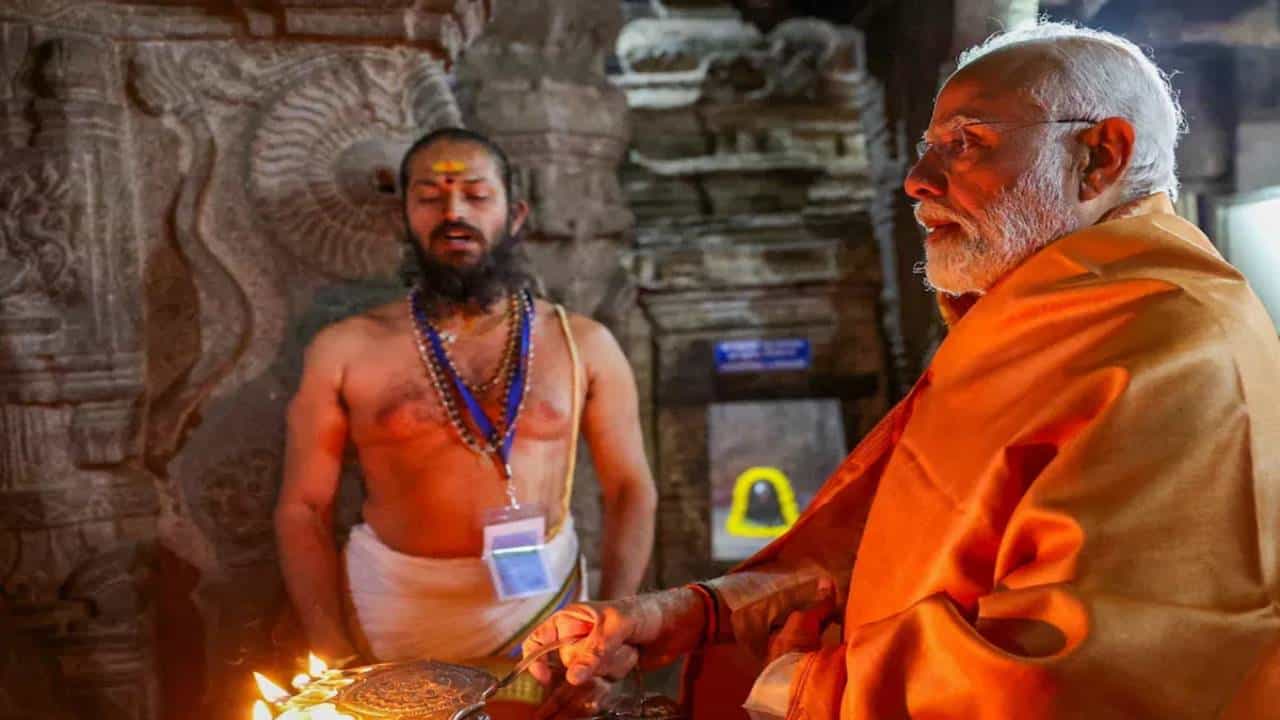 ಅಯೋಧ್ಯೆ ರಾಮ ಮಂದಿರ ಉದ್ಘಾಟನೆ: ಪ್ರತಿ ದಿನ ಮುಂಜಾನೆ 1 ಗಂಟೆ ವಿಶೇಷ ಮಂತ್ರ ಪಠಿಸುವ ಪ್ರಧಾನಿ ಮೋದಿ ಅಯೋಧ್ಯೆ ರಾಮ ಮಂದಿರ ಉದ್ಘಾಟನೆ: ಪ್ರತಿ ದಿನ ಮುಂಜಾನೆ 1 ಗಂಟೆ ವಿಶೇಷ ಮಂತ್ರ ಪಠಿಸುವ ಪ್ರಧಾನಿ ಮೋದಿ