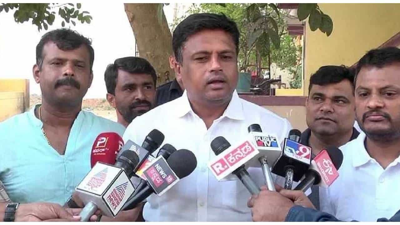 ಹನುಮ ಧ್ವಜ ವಿವಾದ: ಮಂಡ್ಯದಲ್ಲಿ ಶಾಂತಿ ಯಾತ್ರೆ ಮಾಡಲು ಮುಂದಾದ ಕಾಂಗ್ರೆಸ್ ಹನುಮ ಧ್ವಜ ವಿವಾದ: ಮಂಡ್ಯದಲ್ಲಿ ಶಾಂತಿ ಯಾತ್ರೆ ಮಾಡಲು ಮುಂದಾದ ಕಾಂಗ್ರೆಸ್