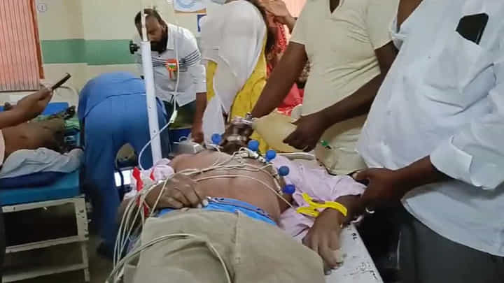 ಗಣರಾಜ್ಯೋತ್ಸವದಲ್ಲಿ ಅಪಶೃತಿ.. ಧ್ವಜ ಕಂಬಕ್ಕೆ ವಿದ್ಯುತ್ ತಂತಿ ತಗುಲಿ ಇಬ್ಬರು ಯುವಕರ ಸಾವು ಗಣರಾಜ್ಯೋತ್ಸವದಲ್ಲಿ ಅಪಶೃತಿ.. ಧ್ವಜ ಕಂಬಕ್ಕೆ ವಿದ್ಯುತ್ ತಂತಿ ತಗುಲಿ ಇಬ್ಬರು ಯುವಕರ ಸಾವು