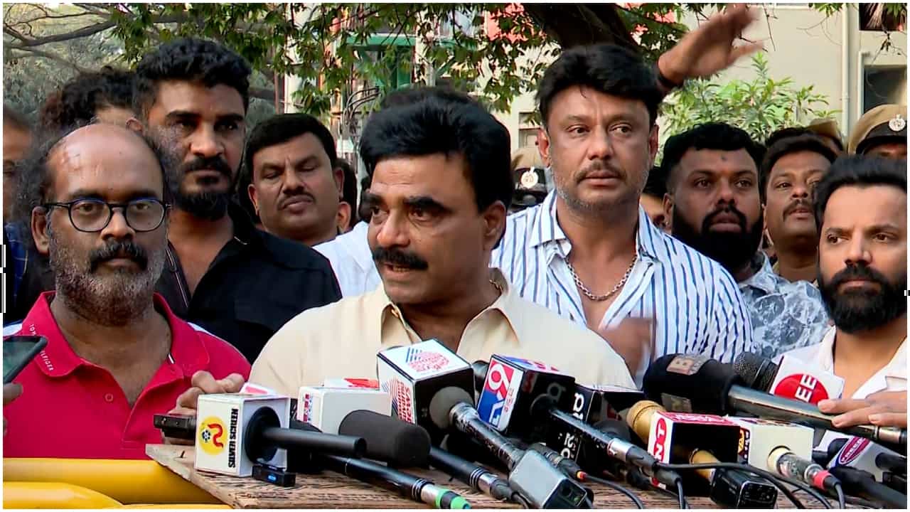 ‘ಆ ಉದ್ದೇಶ ನಮಗೆ ಇರಲಿಲ್ಲ’: ‘ಕಾಟೇರ’ ಪಾರ್ಟಿ ಕೇಸ್ ಬಗ್ಗೆ ರಾಕ್ಲೈನ್ ಮೊದಲ ಪ್ರತಿಕ್ರಿಯೆ ‘ಆ ಉದ್ದೇಶ ನಮಗೆ ಇರಲಿಲ್ಲ’: ‘ಕಾಟೇರ’ ಪಾರ್ಟಿ ಕೇಸ್ ಬಗ್ಗೆ ರಾಕ್ಲೈನ್ ಮೊದಲ ಪ್ರತಿಕ್ರಿಯೆ
