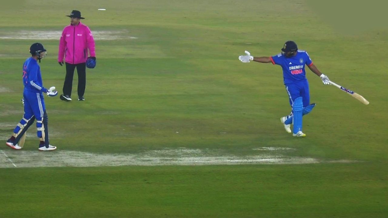 ಅಫ್ಘಾನಿಸ್ತಾನ್ ವಿರುದ್ಧದ ಮೊದಲ ಟಿ20 ಪಂದ್ಯದಲ್ಲಿ ರೋಹಿತ್ ಶರ್ಮಾ (0) ಶೂನ್ಯಕ್ಕೆ ರನೌಟ್ ಆಗಿದ್ದರು. ಇದರೊಂದಿಗೆ ಟಿ20 ಕ್ರಿಕೆಟ್ನಲ್ಲಿ ಸೊನ್ನೆಗೆ ಔಟಾದ ಭಾರತದ ಮೊದಲ ನಾಯಕ ಎಂಬ ಅನಗತ್ಯ ದಾಖಲೆ ಹಿಟ್ಮ್ಯಾನ್ ಪಾಲಾಯಿತು.