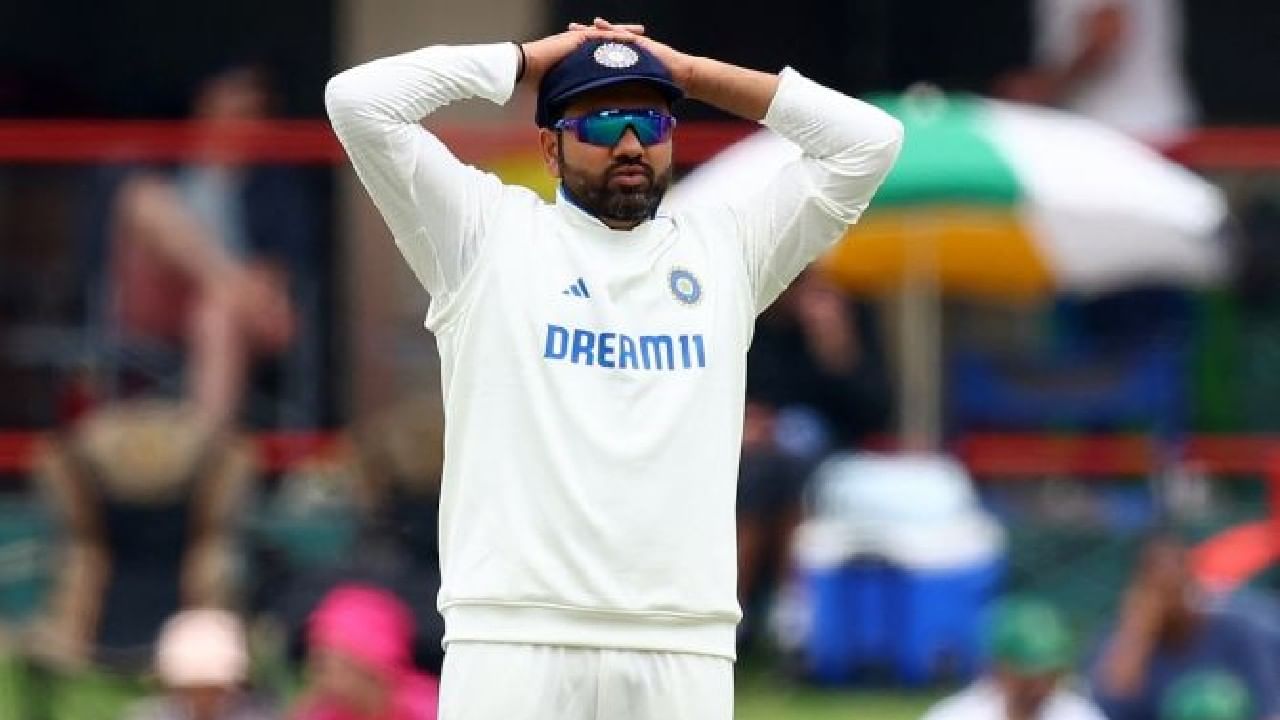 ಹೈದರಾಬಾದ್ನ ರಾಜೀವ್ ಗಾಂಧಿ ಅಂತಾರಾಷ್ಟ್ರೀಯ ಕ್ರೀಡಾಂಗಣದಲ್ಲಿ ನಡೆದ ಇಂಗ್ಲೆಂಡ್ ವಿರುದ್ಧದ ಮೊದಲ ಟೆಸ್ಟ್ ಪಂದ್ಯದಲ್ಲಿ ಭಾರತ ತಂಡ ಸೋಲನುಭವಿಸಿದೆ. ಗೆಲ್ಲಬಹುದಾಗಿದ್ದ ಪಂದ್ಯವನ್ನು ಕೇವಲ 28 ರನ್ಗಳಿಂದ ಟೀಮ್ ಇಂಡಿಯಾ ಕೈಚೆಲ್ಲಿಕೊಂಡಿದೆ. ಈ ಸೋಲಿನ ಬೆನ್ನಲ್ಲೇ ಟೆಸ್ಟ್ ಕ್ರಿಕೆಟ್ನಲ್ಲಿ ರೋಹಿತ್ ಶರ್ಮಾ (Rohit Sharma) ಅವರ ನಾಯಕತ್ವದ ಬಗ್ಗೆ ಅಪಸ್ವರಗಳು ಕೇಳಿಬರಲಾಂಭಿಸಿದೆ.