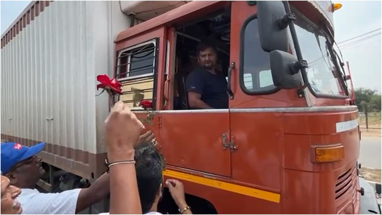 ವಿಡಿಯೋ ನೋಡಿ: ಟಿಪ್ಪರ್ ಲಾರಿ ಮಾಲೀಕರಿಂದ ‘ಗುಲಾಬಿ’ ಹೋರಾಟ ವಿಡಿಯೋ ನೋಡಿ: ಟಿಪ್ಪರ್ ಲಾರಿ ಮಾಲೀಕರಿಂದ ‘ಗುಲಾಬಿ’ ಹೋರಾಟ