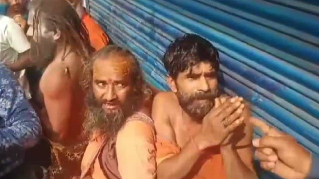ಅಪಹರಣಕಾರರೆಂಬ ಶಂಕೆ: ಗಂಗಾ ಸಾಗರ ಮೇಳಕ್ಕೆ ತೆರಳುತ್ತಿದ್ದ ಮೂವರು ಸಾಧುಗಳ ಮೇಲೆ ಹಲ್ಲೆ ಅಪಹರಣಕಾರರೆಂಬ ಶಂಕೆ: ಗಂಗಾ ಸಾಗರ ಮೇಳಕ್ಕೆ ತೆರಳುತ್ತಿದ್ದ ಮೂವರು ಸಾಧುಗಳ ಮೇಲೆ ಹಲ್ಲೆ
