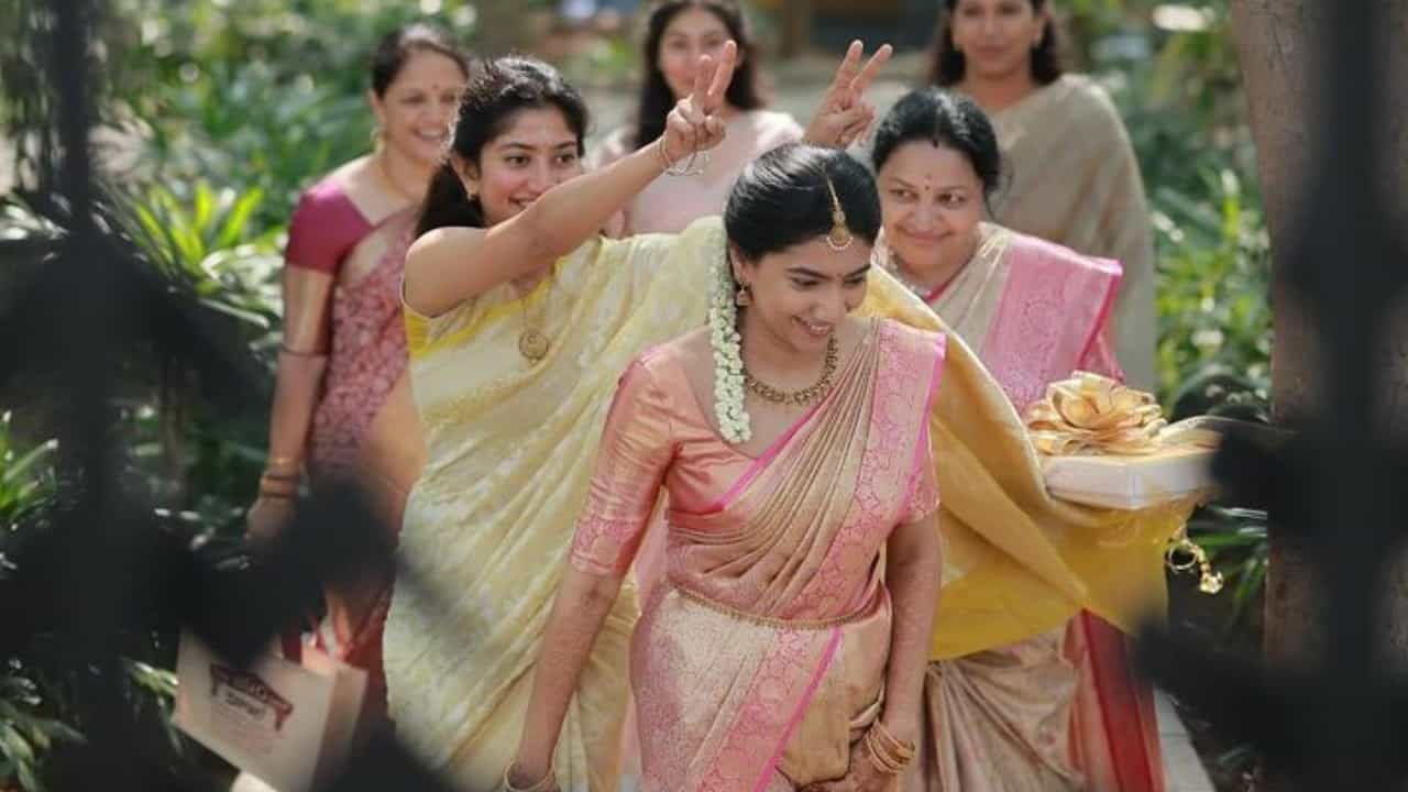 ಸಾಯಿ ಪಲ್ಲವಿಯ ಸಹೋದರಿ ಪೂಜಾ ಕನ್ನನ್ ತಮ್ಮ ಬಾಯ್ಫ್ರೆಂಡ್ ಜೊತೆಗೆ ಇತ್ತೀಚೆಗಷ್ಟೆ ನಿಶ್ಚಿತಾರ್ಥ ಮಾಡಿಕೊಂಡಿದ್ದಾರೆ.