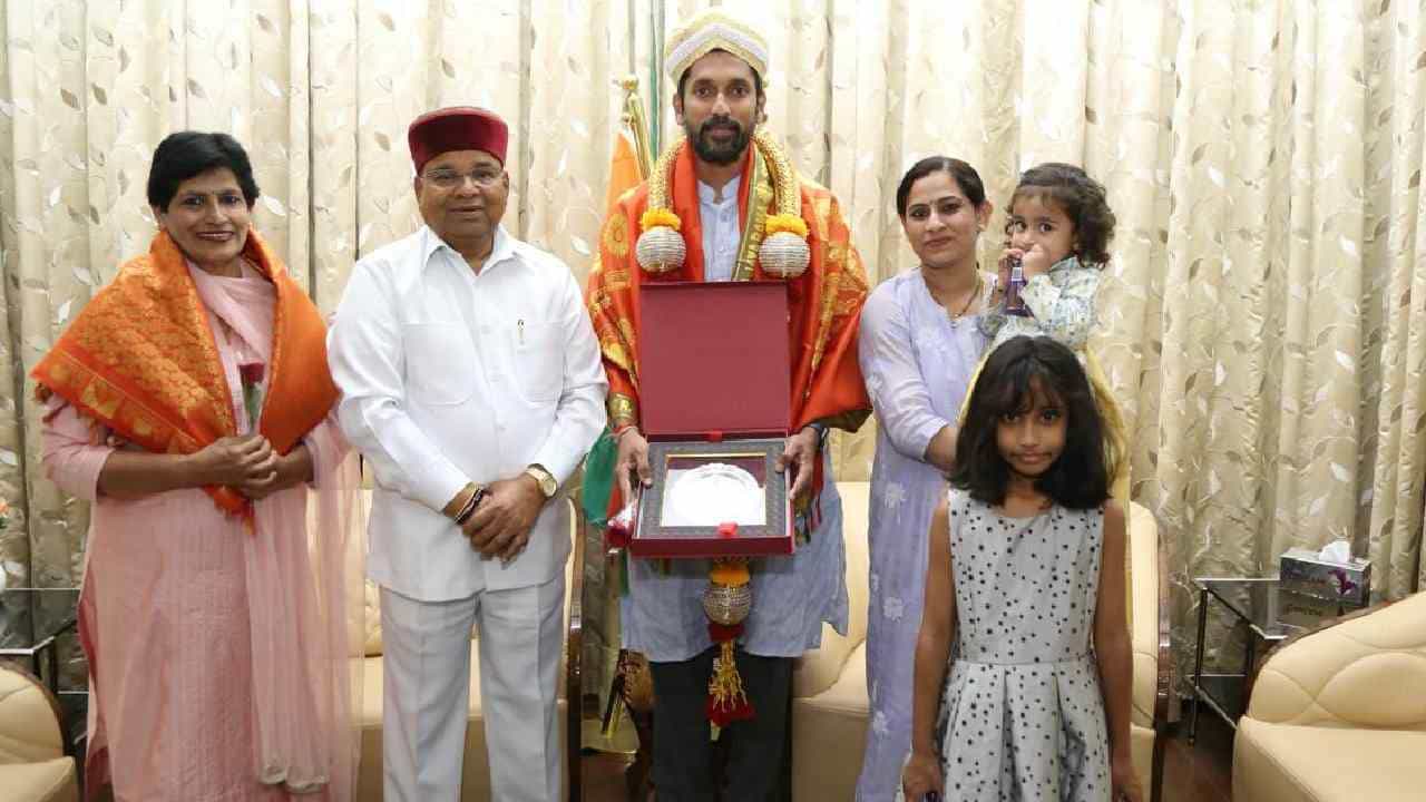 ರಾಜ್ಯಪಾಲ ಗೆಹ್ಲೋಟ್ ಅವರಿಂದ ಶಿಲ್ಪಿ ಅರುಣ್ ಯೋಗಿರಾಜ್ ಅವರಿಗೆ​ ಸನ್ಮಾನ