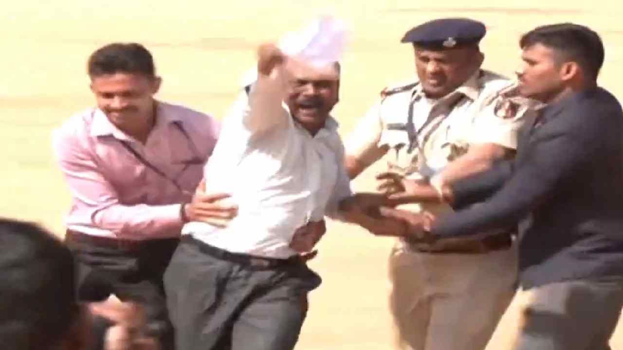 ಗಣರಾಜ್ಯೋತ್ಸದಲ್ಲಿ ಭದ್ರತಾ ಲೋಪ: ಏಕಾಏಕಿ ಸಿಎಂ ಸಿದ್ದರಾಮಯ್ಯ ಬಳಿ ನುಗ್ಗಿದ ವ್ಯಕ್ತಿ ವಿರುದ್ಧ FIR ಗಣರಾಜ್ಯೋತ್ಸದಲ್ಲಿ ಭದ್ರತಾ ಲೋಪ: ಏಕಾಏಕಿ ಸಿಎಂ ಸಿದ್ದರಾಮಯ್ಯ ಬಳಿ ನುಗ್ಗಿದ ವ್ಯಕ್ತಿ ವಿರುದ್ಧ FIR