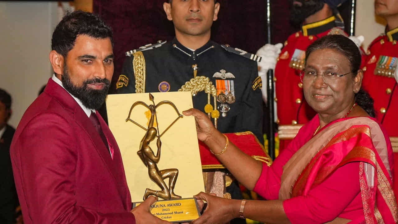 ಏಕದಿನ ವಿಶ್ವಕಪ್ನಲ್ಲಿ ಸರ್ವಶ್ರೇಷ್ಠ ಪ್ರದರ್ಶನ ನೀಡಿದ ಟೀಂ ಇಂಡಿಯಾ ವೇಗಿ ಮೊಹಮ್ಮದ್ ಶಮಿಗೆ ರಾಷ್ಟ್ರಪತಿ ದ್ರೌಪದಿ ಮುರ್ಮು ಅವರು ನಿನ್ನೆ ಅಂದರೆ ಜನವರಿ 9 ರಂದು ಅರ್ಜುನ ಪ್ರಶಸ್ತಿಯನ್ನು ನೀಡಿ ಗೌರವಿಸಿದರು. ಪ್ರಶಸ್ತಿ ಸ್ವೀಕರಿಸಿದ ಬಳಿಕ ಮಾತನಾಡಿರುವ ಶಮಿ ತನ್ನ ಮಹದಾಸೆಯೊಂದನ್ನು ಹಂಚಿಕೊಂಡಿದ್ದಾರೆ.