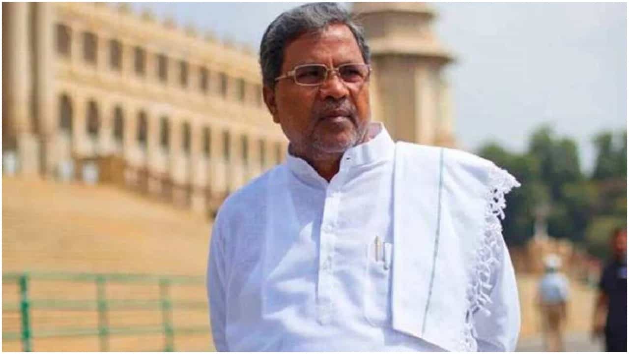 ಹಾನಗಲ್ನಲ್ಲಿ ರಾತ್ರಿ ಹೈಡ್ರಾಮಾ: ಅತ್ಯಾಚಾರ ಸಂತ್ರಸ್ತೆಯ ಭೇಟಿಯಾಗುತ್ತಾರಾ ಸಿಎಂ ಸಿದ್ದರಾಮಯ್ಯ? ಹಾನಗಲ್ನಲ್ಲಿ ರಾತ್ರಿ ಹೈಡ್ರಾಮಾ: ಅತ್ಯಾಚಾರ ಸಂತ್ರಸ್ತೆಯ ಭೇಟಿಯಾಗುತ್ತಾರಾ ಸಿಎಂ ಸಿದ್ದರಾಮಯ್ಯ?