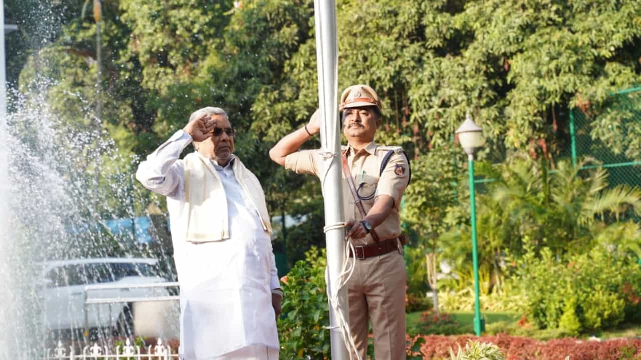 ಕೋಮುವಾದಿ ಶಕ್ತಿಗಳ ಹುಟ್ಟಡಗಿಸಲು ನಮ್ಮ ಸರ್ಕಾರ ಸರ್ವ ಸನ್ನದ್ಧವಾಗಿದೆ: ಸಿಎಂ ಸಿದ್ದರಾಮಯ್ಯ ಕೋಮುವಾದಿ ಶಕ್ತಿಗಳ ಹುಟ್ಟಡಗಿಸಲು ನಮ್ಮ ಸರ್ಕಾರ ಸರ್ವ ಸನ್ನದ್ಧವಾಗಿದೆ: ಸಿಎಂ ಸಿದ್ದರಾಮಯ್ಯ