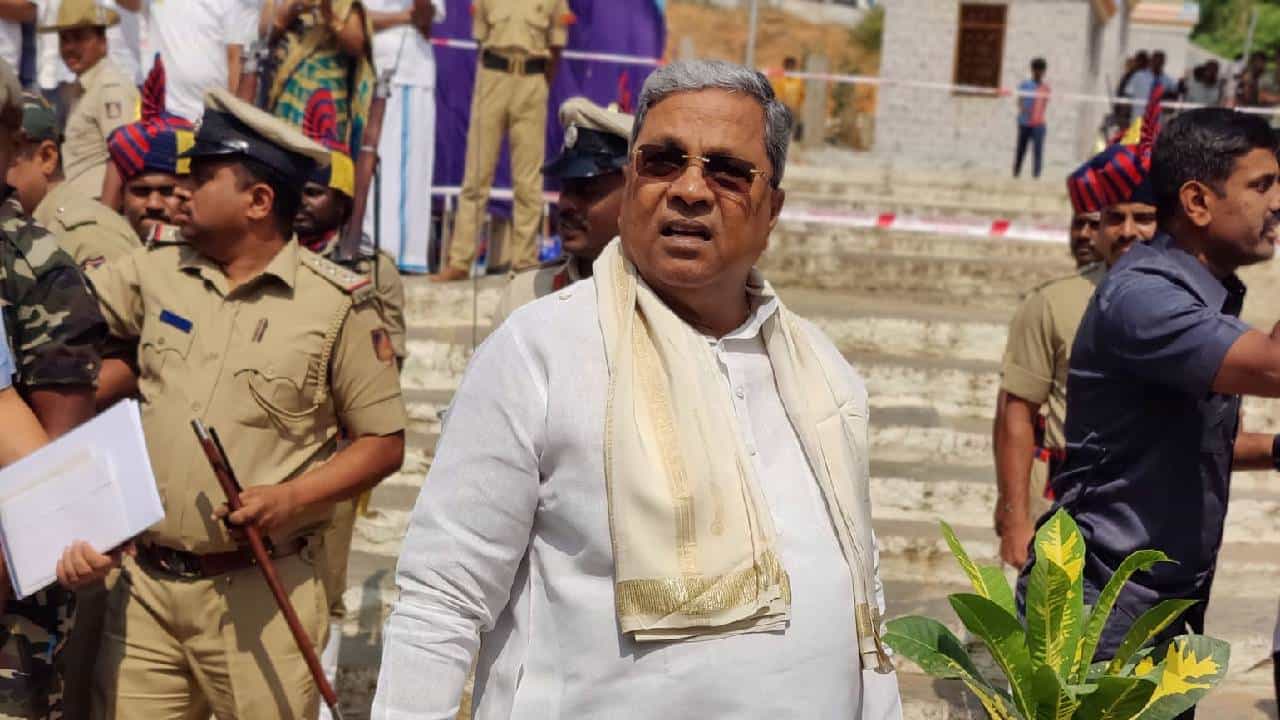 ಗಣರಾಜ್ಯೋತ್ಸವ ಪರೇಡ್ ವೇಳೆ ಏಕಾಏಕಿ ಸಿಎಂ ಬಳಿ ನುಗ್ಗಿದ ವ್ಯಕ್ತಿಯನ್ನು ವಶಕ್ಕೆ ಪಡೆದ ಖಾಕಿ