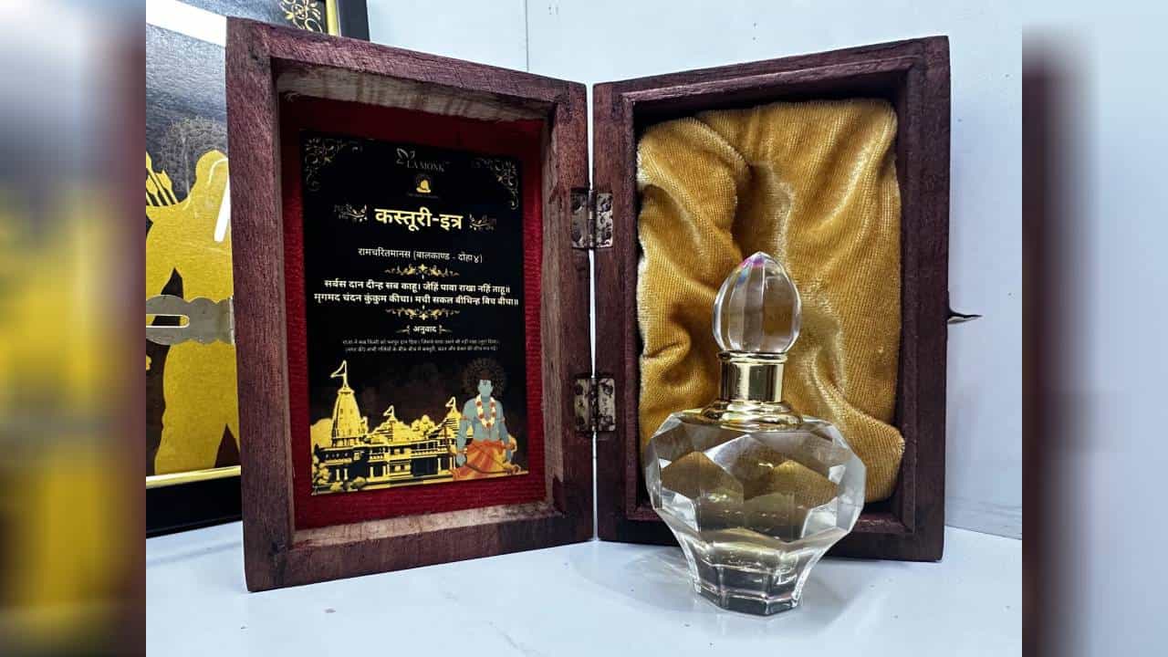 ಅಯೋಧ್ಯೆಗೆ ಬಂದ ಭಕ್ತರ ದಂಡು: ವಿಶೇಷ ಸುಗಂಧ ದ್ರವ್ಯದಿಂದ ಆಧ್ಯಾತ್ಮಿಕ ಸ್ವಾಗತ ಅಯೋಧ್ಯೆಗೆ ಬಂದ ಭಕ್ತರ ದಂಡು: ವಿಶೇಷ ಸುಗಂಧ ದ್ರವ್ಯದಿಂದ ಆಧ್ಯಾತ್ಮಿಕ ಸ್ವಾಗತ