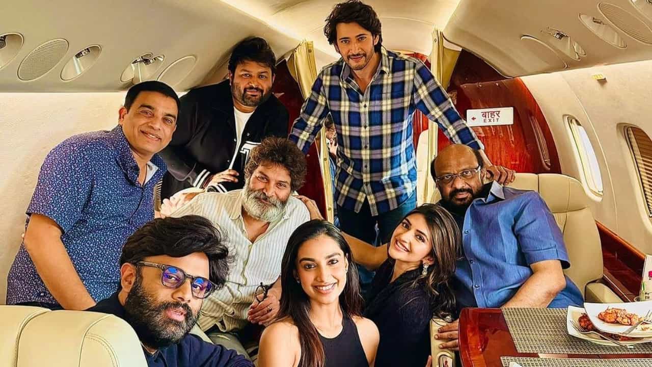 ಖಾಸಗಿ ವಿಮಾನದಲ್ಲಿ ಎಂಟ್ರಿ ಕೊಟ್ಟ ‘ಗುಂಟೂರು ಖಾರಂ’ ತಂಡ; ಹೈಲೈಟ್ ಆದ ಶ್ರೀಲೀಲಾ ಖಾಸಗಿ ವಿಮಾನದಲ್ಲಿ ಎಂಟ್ರಿ ಕೊಟ್ಟ ‘ಗುಂಟೂರು ಖಾರಂ’ ತಂಡ; ಹೈಲೈಟ್ ಆದ ಶ್ರೀಲೀಲಾ