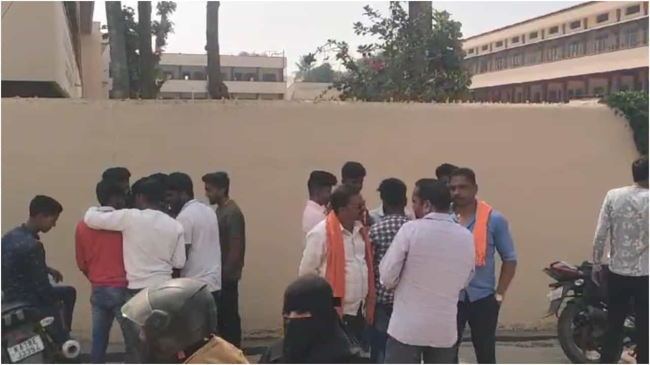 Chikkamaluru: ರಾಮ ಮಂದಿರ ಪ್ರಾಣ ಪ್ರತಿಷ್ಠೆ ದಿನ ಈ ಶಾಲೆಯಲ್ಲಿ ರಜೆ ಮಾಡಿದರೆ 1000 ರೂ. ದಂಡ Chikkamaluru: ರಾಮ ಮಂದಿರ ಪ್ರಾಣ ಪ್ರತಿಷ್ಠೆ ದಿನ ಈ ಶಾಲೆಯಲ್ಲಿ ರಜೆ ಮಾಡಿದರೆ 1000 ರೂ. ದಂಡ
