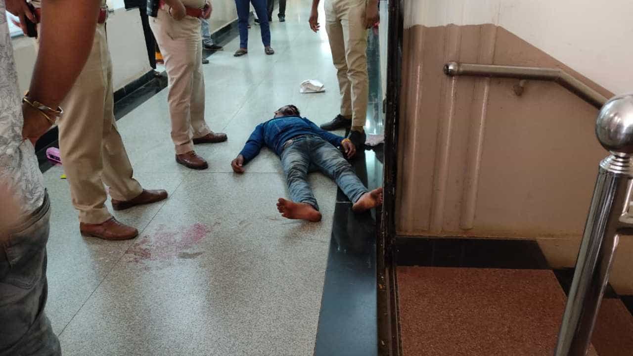 ಬೆಳಗಾವಿ ಡಿಸಿ ಕಚೇರಿಯಲ್ಲೇ ವಿಷಸೇವಿಸಿ ವ್ಯಕ್ತಿ ಆತ್ಮಹತ್ಯೆಗೆ ಯತ್ನ: ಅಸ್ವಸ್ಥನನ್ನು ಆಸ್ಪತ್ರೆಗೆ ದಾಖಲಿಸಿದ ಪೊಲೀಸ್ ಬೆಳಗಾವಿ ಡಿಸಿ ಕಚೇರಿಯಲ್ಲೇ ವಿಷಸೇವಿಸಿ ವ್ಯಕ್ತಿ ಆತ್ಮಹತ್ಯೆಗೆ ಯತ್ನ: ಅಸ್ವಸ್ಥನನ್ನು ಆಸ್ಪತ್ರೆಗೆ ದಾಖಲಿಸಿದ ಪೊಲೀಸ್