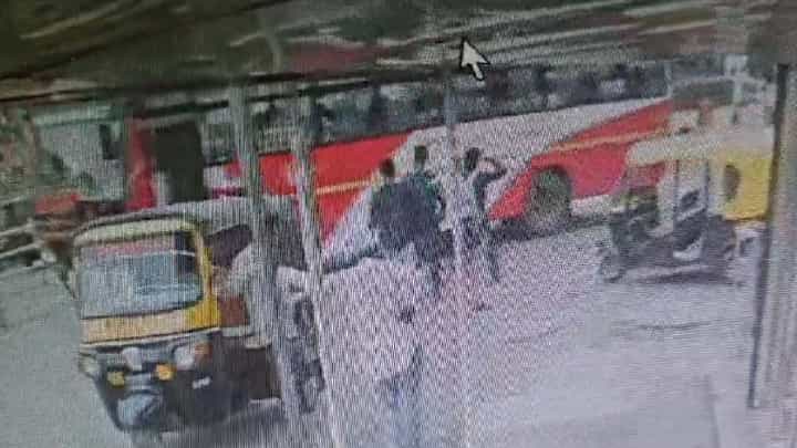 ವಿಜಯಪುರ: ಚಲಿಸುತ್ತಿದ್ದ ಬಸ್ ಕೆಳಗೆ ಹಾರಿ ಆತ್ಮಹತ್ಯೆ ಮಾಡಿಕೊಂಡ ಯುವಕ ವಿಜಯಪುರ: ಚಲಿಸುತ್ತಿದ್ದ ಬಸ್ ಕೆಳಗೆ ಹಾರಿ ಆತ್ಮಹತ್ಯೆ ಮಾಡಿಕೊಂಡ ಯುವಕ