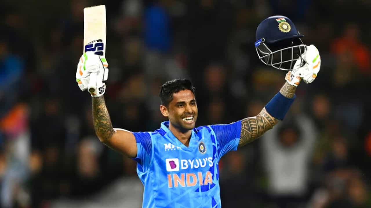 ಸೂರ್ಯಕುಮಾರ್ ಯಾದವ್ (Suryakumar Yadav) ಐಸಿಸಿ ವರ್ಷದ ಟಿ20 ಆಟಗಾರ ಪ್ರಶಸ್ತಿಗೆ ಭಾಜನರಾಗಿದ್ದಾರೆ. ಇಂಟರ್ನ್ಯಾಷನಲ್ ಕ್ರಿಕೆಟ್ ಕೌನ್ಸಿಲ್ (ICC) 2023ರ ಸಾಲಿನ ಅತ್ಯುತ್ತಮ ಟಿ20 ಆಟಗಾರನಿಗೆ ನೀಡುವ ಈ ಪ್ರಶಸ್ತಿಯನ್ನು ಸೂರ್ಯಕುಮಾರ್ 2ನೇ ಬಾರಿ ಪಡೆಯುತ್ತಿರುವುದು ವಿಶೇಷ.
