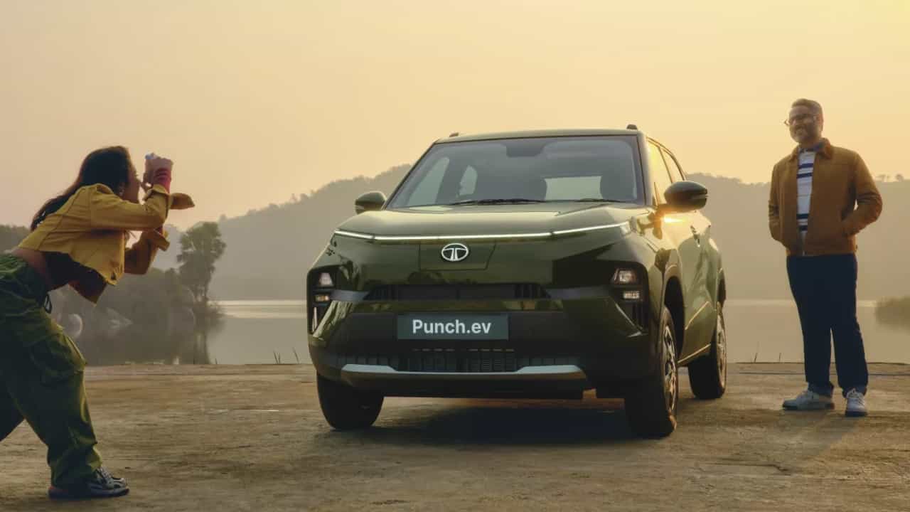 Tata Punch EV: ಭರ್ಜರಿ ಮೈಲೇಜ್ ನೀಡುವ ಟಾಟಾ ಪಂಚ್ ಎಲೆಕ್ಟ್ರಿಕ್ ಕಾರು ಅನಾವರಣ Tata Punch EV: ಭರ್ಜರಿ ಮೈಲೇಜ್ ನೀಡುವ ಟಾಟಾ ಪಂಚ್ ಎಲೆಕ್ಟ್ರಿಕ್ ಕಾರು ಅನಾವರಣ