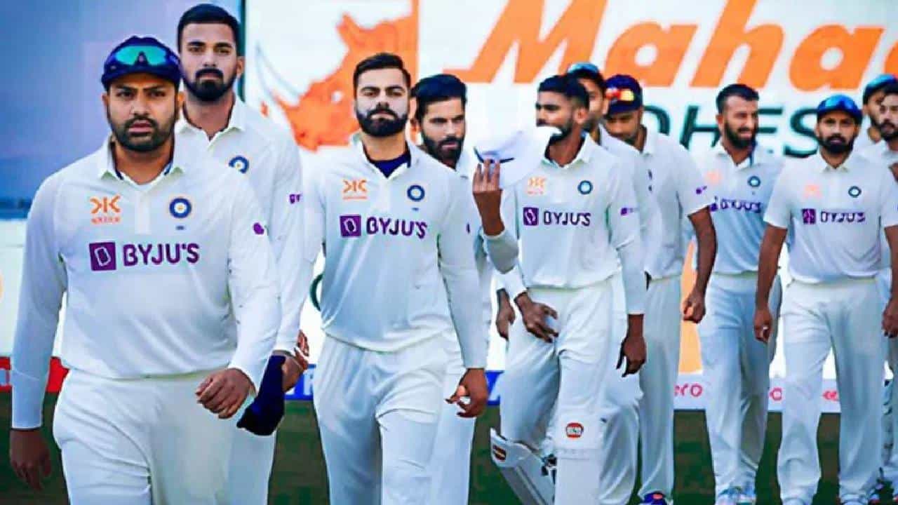 ಜನವರಿ 25 ರಿಂದ ಶುರುವಾಗಲಿರುವ ಇಂಗ್ಲೆಂಡ್ ವಿರುದ್ಧದ 5 ಪಂದ್ಯಗಳ ಟೆಸ್ಟ್ ಸರಣಿಯ ಮೊದಲೆರಡು ಪಂದ್ಯಗಳಿಗಾಗಿ ಭಾರತ ತಂಡವನ್ನು ಪ್ರಕಟಿಸಲಾಗಿದೆ. 16 ಸದಸ್ಯರನ್ನು ಒಳಗೊಂಡಿರುವ ಈ ತಂಡವನ್ನು ರೋಹಿತ್ ಶರ್ಮಾ ಮುನ್ನಡೆಸಲಿದ್ದಾರೆ.