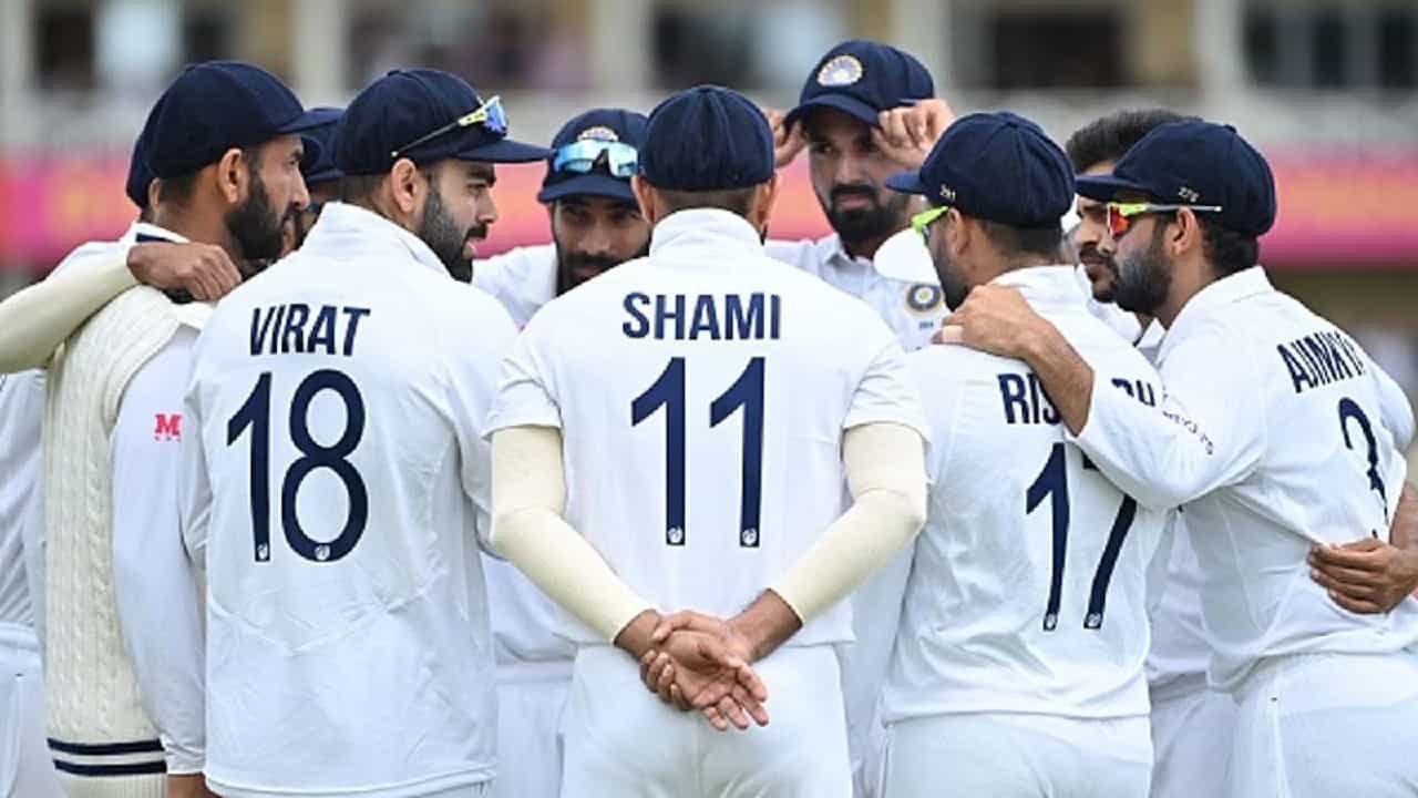 ಇಂಗ್ಲೆಂಡ್ ವಿರುದ್ಧದ ಪ್ರತಿಷ್ಠಿತ ಟೆಸ್ಟ್ ಸರಣಿಗೂ ಮುನ್ನ ಟೀಮ್ ಇಂಡಿಯಾಗೆ ಆಘಾತ ಎದುರಾಗಿದೆ. ಭಾರತ ತಂಡದ ಪ್ರಮುಖ ವೇಗಿ ಮೊಹಮ್ಮದ್ ಶಮಿ ಮೊದಲ ಎರಡು ಟೆಸ್ಟ್ ಪಂದ್ಯಗಳಿಂದ ಹೊರಗುಳಿಯುವುದು ಬಹುತೇಕ ಖಚಿತವಾಗಿದೆ. ಏಕದಿನ ವಿಶ್ವಕಪ್ ವೇಳೆ ಪಾದದ ನೋವಿಗೆ ಒಳಗಾಗಿದ್ದ ಶಮಿ ಇನ್ನೂ ಕೂಡ ಬೌಲಿಂಗ್ ಅಭ್ಯಾಸ ಆರಂಭಿಸಿಲ್ಲ.