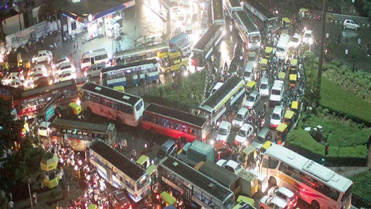 ಸಾಲು ಸಾಲು ರಜೆ, ವಿಮಾನಯಾನಕ್ಕಿಂತ ಖಾಸಗಿ ಎಸಿ ಬಸ್ ಪ್ರಯಾಣ ಬಲು ದುಬಾರಿ ಸಾಲು ಸಾಲು ರಜೆ, ವಿಮಾನಯಾನಕ್ಕಿಂತ ಖಾಸಗಿ ಎಸಿ ಬಸ್ ಪ್ರಯಾಣ ಬಲು ದುಬಾರಿ