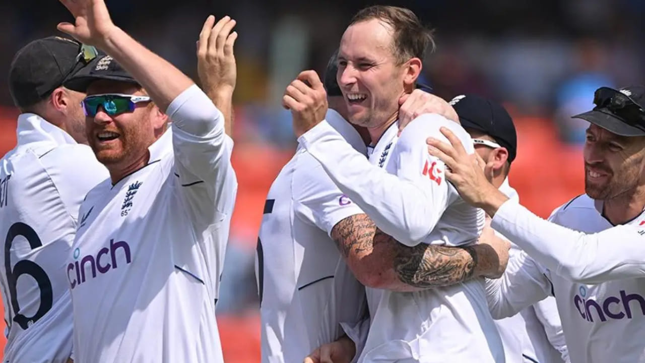 ಹೈದರಾಬಾದ್ನಲ್ಲಿ ನಡೆದ ಮೊದಲ ಟೆಸ್ಟ್ ಪಂದ್ಯದಲ್ಲಿ ಇಂಗ್ಲೆಂಡ್ 28 ರನ್ಗಳಿಂದ ಭಾರತವನ್ನು ಸೋಲಿಸಿ ಸರಣಿಯಲ್ಲಿ ಗೆಲುವಿನ ಶುಭಾರಂಭ ಮಾಡಿದೆ. ಈ ಪಂದ್ಯದಲ್ಲಿ ಒಂದೆಡೆ ಟೀಂ ಇಂಡಿಯಾದ ಕಳಪೆ ಬ್ಯಾಟಿಂಗ್ ಕಂಡುಬಂದರೆ, ಮತ್ತೊಂದೆಡೆ ಇಂಗ್ಲೆಂಡ್ನ ಅದ್ಭುತ ಬೌಲಿಂಗ್ ಪ್ರದರ್ಶನ ಕಂಡು ಬಂದಿತು.