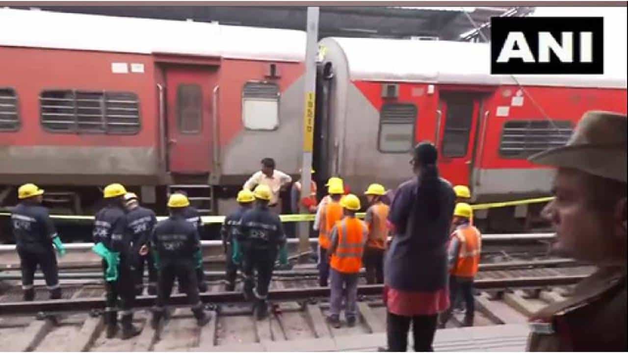 Charminar Express Derails: ನಾಂಪಲ್ಲಿಯಲ್ಲಿ ಹಳಿ ತಪ್ಪಿದ ಚಾರ್ಮಿನಾರ್ ಎಕ್ಸ್ಪ್ರೆಸ್ ರೈಲು, ಹಲವರಿಗೆ ಗಂಭೀರ ಗಾಯ Charminar Express Derails: ನಾಂಪಲ್ಲಿಯಲ್ಲಿ ಹಳಿ ತಪ್ಪಿದ ಚಾರ್ಮಿನಾರ್ ಎಕ್ಸ್ಪ್ರೆಸ್ ರೈಲು, ಹಲವರಿಗೆ ಗಂಭೀರ ಗಾಯ