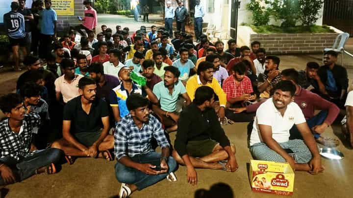 ತುಮಕೂರು: ವಸತಿ ಶಾಲೆಯಲ್ಲಿ ಅವ್ಯವಸ್ಥೆ ಖಂಡಿಸಿ ವಿದ್ಯಾರ್ಥಿಗಳಿಂದ ಪ್ರತಿಭಟನೆ ತುಮಕೂರು: ವಸತಿ ಶಾಲೆಯಲ್ಲಿ ಅವ್ಯವಸ್ಥೆ ಖಂಡಿಸಿ ವಿದ್ಯಾರ್ಥಿಗಳಿಂದ ಪ್ರತಿಭಟನೆ
