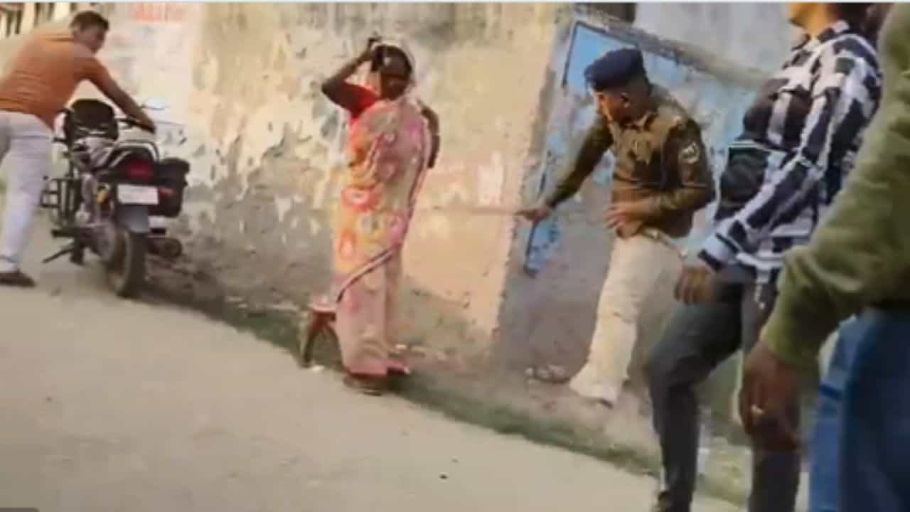 ಬಿಹಾರದಲ್ಲಿ ದಲಿತ ಮಹಿಳೆಗೆ ಸಾರ್ವಜನಿಕವಾಗಿ ಪೊಲೀಸರಿಂದ ಥಳಿತ: ವಿಡಿಯೋ ವೈರಲ್ ಬಿಹಾರದಲ್ಲಿ ದಲಿತ ಮಹಿಳೆಗೆ ಸಾರ್ವಜನಿಕವಾಗಿ ಪೊಲೀಸರಿಂದ ಥಳಿತ: ವಿಡಿಯೋ ವೈರಲ್