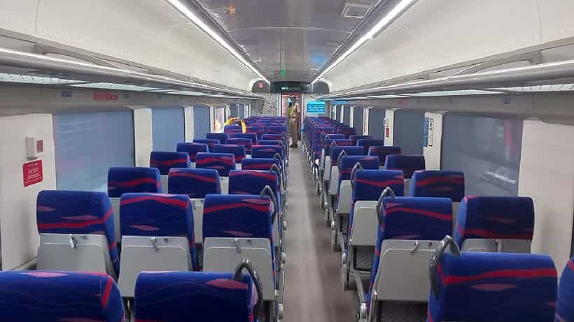Vande Bharat Express: ರೈಲಿನಲ್ಲಿ ಲಗೇಜ್ ಇಡುವ ವಿಚಾರದಲ್ಲಿ ಇಬ್ಬರು ಪ್ರಯಾಣಿಕರ ನಡುವೆ ಜಗಳ;ವಿಡಿಯೋ ವೈರಲ್