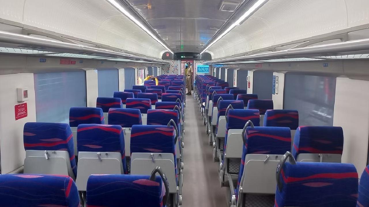 Vande Bharat Express: ರೈಲಿನಲ್ಲಿ ಲಗೇಜ್ ಇಡುವ ವಿಚಾರದಲ್ಲಿ ಇಬ್ಬರು ಪ್ರಯಾಣಿಕರ ನಡುವೆ ಜಗಳ;ವಿಡಿಯೋ ವೈರಲ್​​​