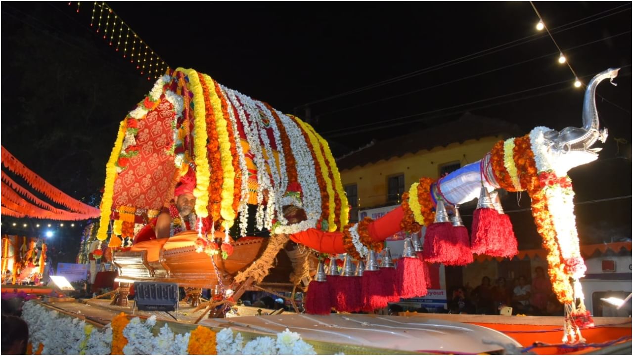 ಪುತ್ತಿಗೆ ಸುಗುಣೇಂದ್ರ ತೀರ್ಥ ಶ್ರೀಪಾದರ ಸಾರ್ವಜನಿಕ ಪರ್ಯಾಯ ದರ್ಬಾರ್​​​ನಲ್ಲಿ ಅನೇಕ ರಾಜಕೀಯ ಮುಖಂಡರೂ ಭಾಗವಹಿಸಿದರು. ಇದಕ್ಕೂ ಮುನ್ನ ನಡೆದ ಮೆರವಣಿಗೆಯಲ್ಲಿ ಅಯೋಧ್ಯೆಯ ರಾಮಮಂದಿರ ನಿರ್ಮಾಣವನ್ನು ಸಂಕೇತಿಸುವ ಟ್ಯಾಬ್ಲೋ ಸೇರಿದಂತೆ ಹತ್ತಾರು ಟ್ಯಾಬ್ಲೋಗಳು ಗಮನ ಸೆಳೆದವು.