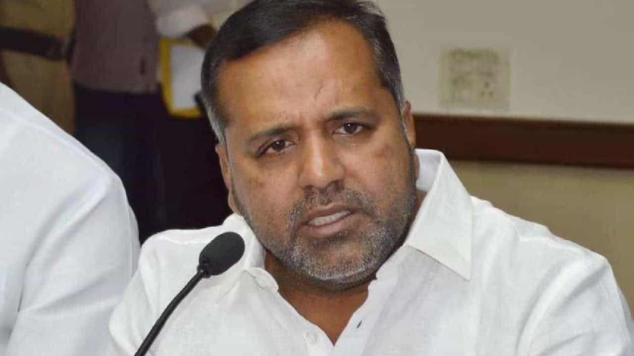 ವಿದ್ಯಾರ್ಥಿಗಳು ಶಾಲೆಯಲ್ಲಿ ಶೌಚಾಲಯ ತೊಳೆದರೆ ತಪ್ಪಿಲ್ಲ: ಹೇಳಿಕೆ ಸಮರ್ಥಿಸಿಕೊಂಡ ಯುಟಿ ಖಾದರ್ ವಿದ್ಯಾರ್ಥಿಗಳು ಶಾಲೆಯಲ್ಲಿ ಶೌಚಾಲಯ ತೊಳೆದರೆ ತಪ್ಪಿಲ್ಲ: ಹೇಳಿಕೆ ಸಮರ್ಥಿಸಿಕೊಂಡ ಯುಟಿ ಖಾದರ್