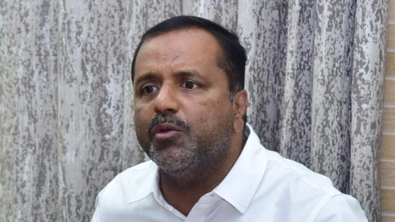 ಶಾಲೆಯಲ್ಲಿ ಮಕ್ಕಳು ಶೌಚಾಲಯ ಸ್ವಚ್ಛಗೊಳಿಸಿದರೆ ತಪ್ಪಿಲ್ಲ ಎಂದ ಸ್ಪೀಕರ್ ಯುಟಿ ಖಾದರ್: ಏನಂದ್ರು ರಾಜಣ್ಣ? ಶಾಲೆಯಲ್ಲಿ ಮಕ್ಕಳು ಶೌಚಾಲಯ ಸ್ವಚ್ಛಗೊಳಿಸಿದರೆ ತಪ್ಪಿಲ್ಲ ಎಂದ ಸ್ಪೀಕರ್ ಯುಟಿ ಖಾದರ್: ಏನಂದ್ರು ರಾಜಣ್ಣ?